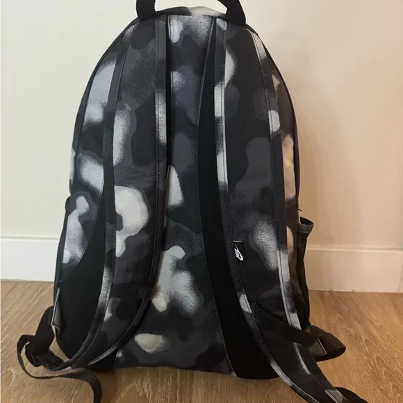 UNISEX Nike,Black and White Men, boys and girls Backpack with detachable strap - Picture 2 of 7